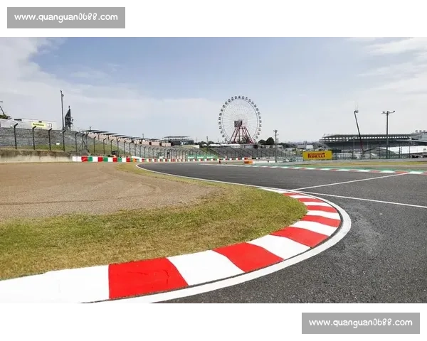 F1赛道惊险瞬间解析安全车出动对比赛节奏的影响